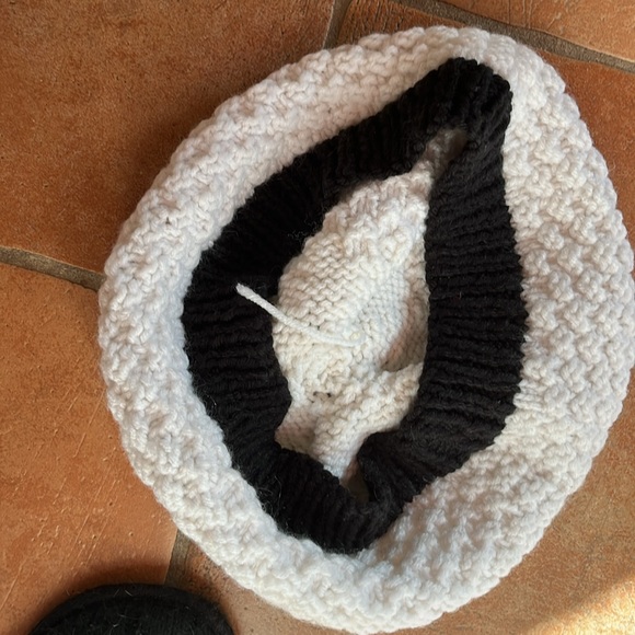 Slouchy cap with pom-pom and knitted black-and-white hat - Picture 4 of 4